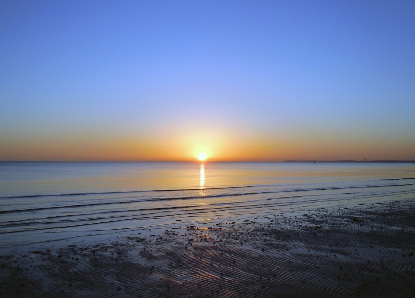 海面上唯美的日出日落風景圖片