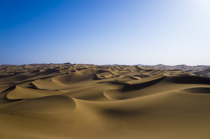 廣闊無垠的沙漠風景圖片