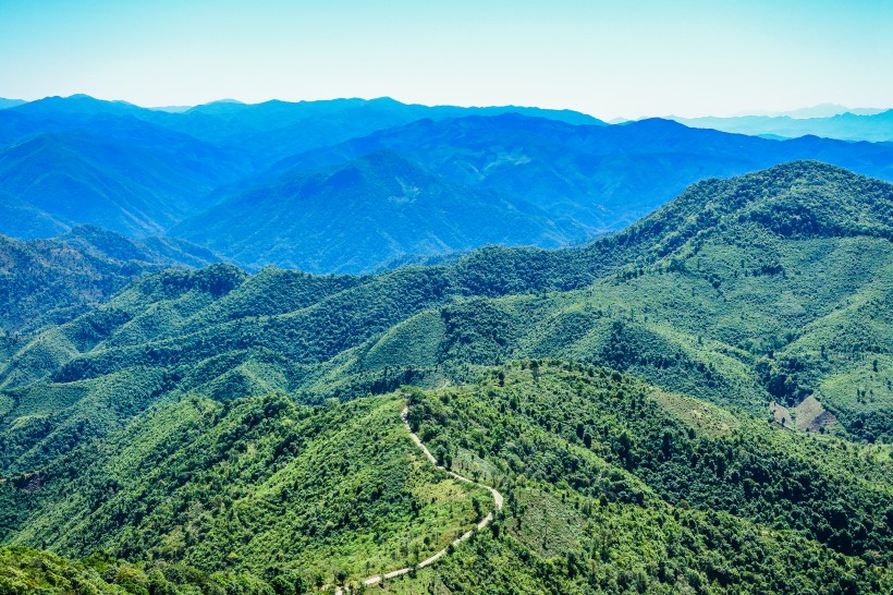 連綿起伏的山川圖片