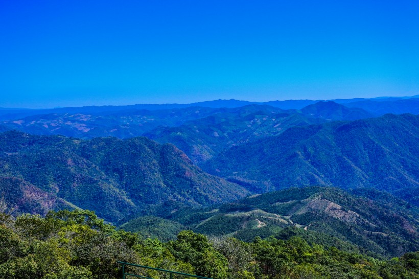 連綿起伏的山川圖片