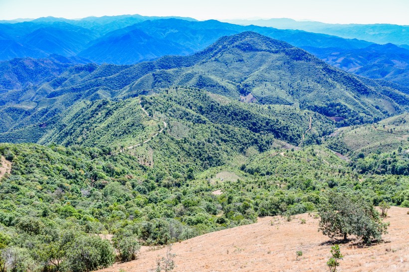 連綿起伏的山川圖片