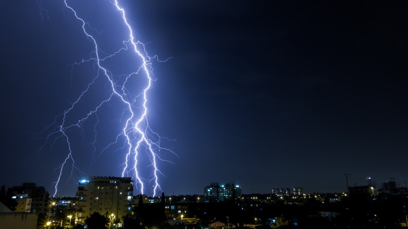 夜空中的閃電圖片