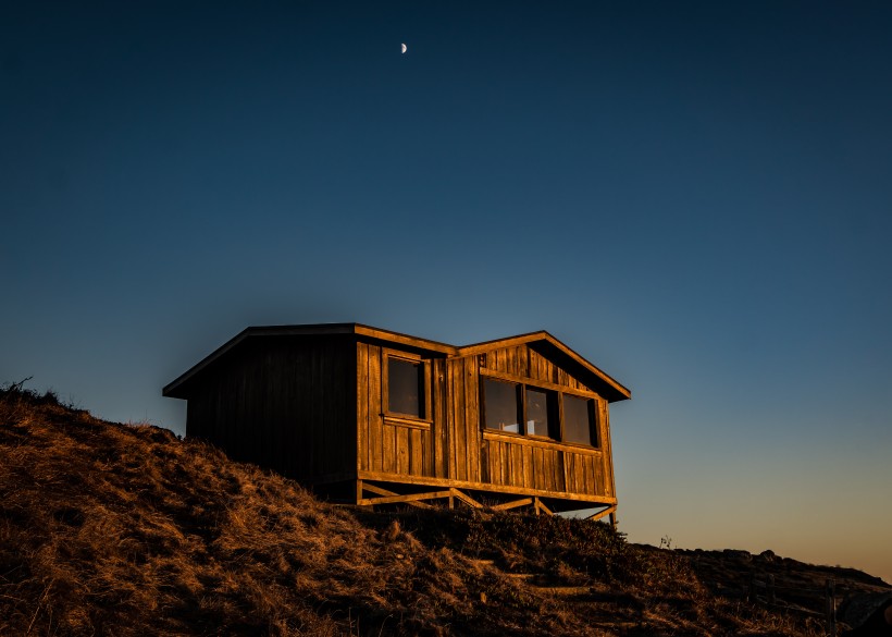 靜谧的山間小屋圖片