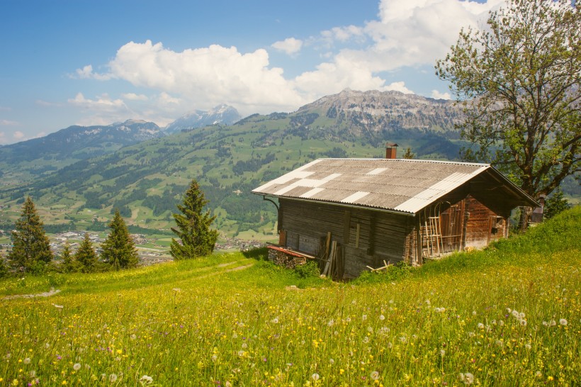 靜谧的山間小屋圖片