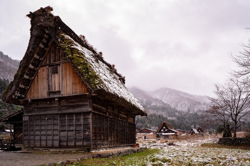 靜谧的山間小屋圖片