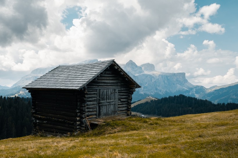 靜谧的山間小屋圖片