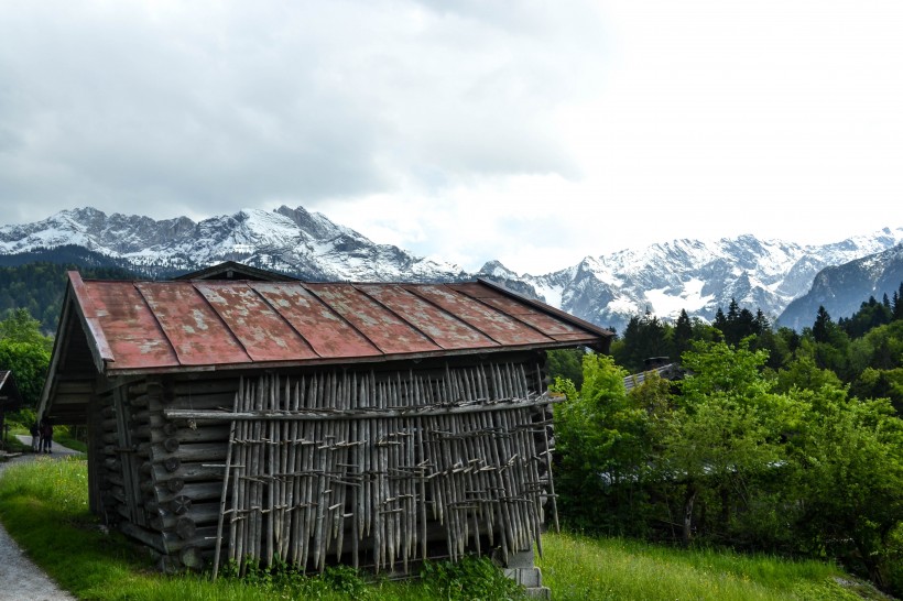 靜谧的山間小屋圖片