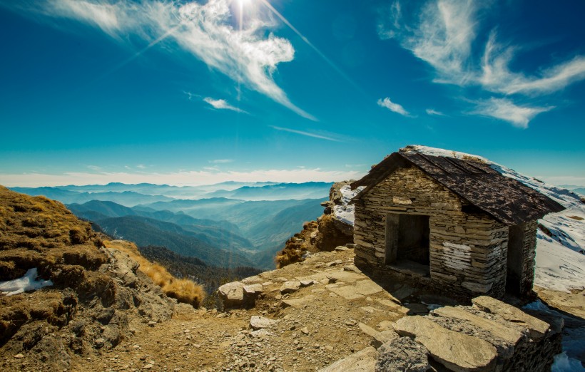 靜谧的山間小屋圖片