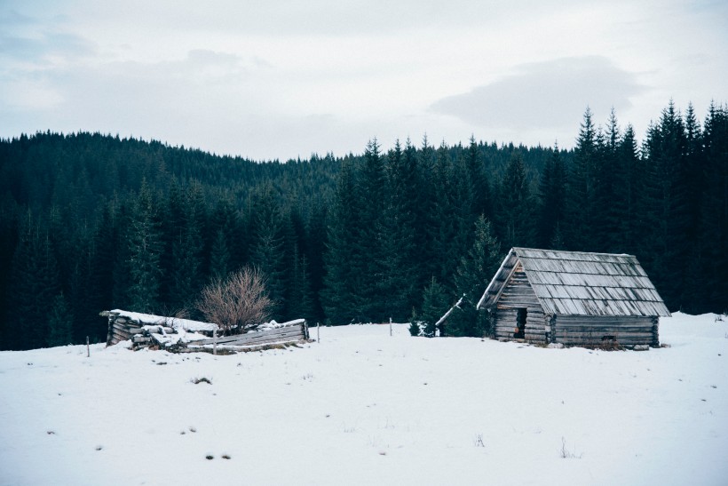 靜谧的山間小屋圖片