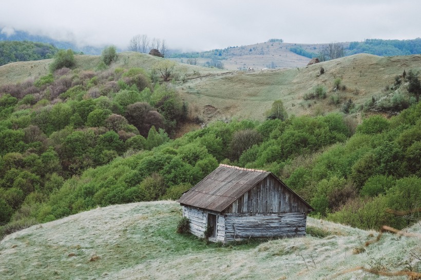 靜谧的山間小屋圖片