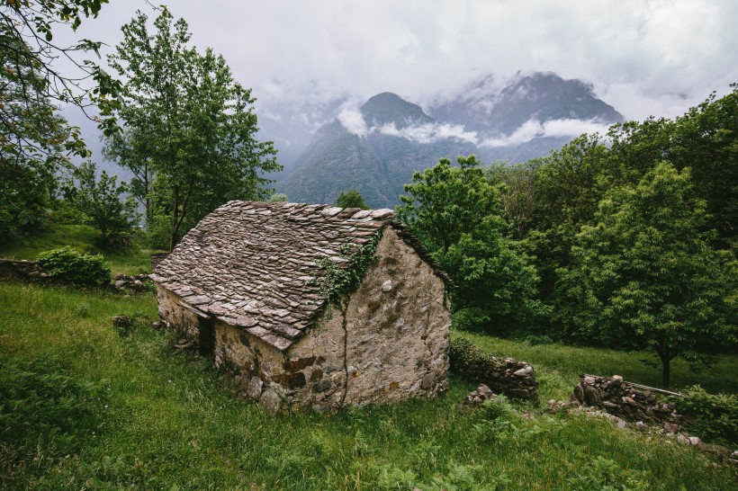 靜谧的山間小屋圖片