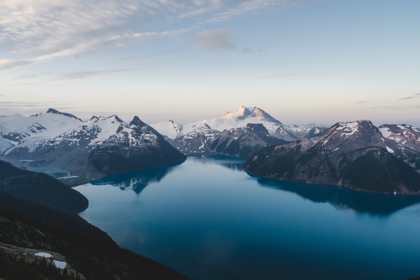 峻峭的山巒