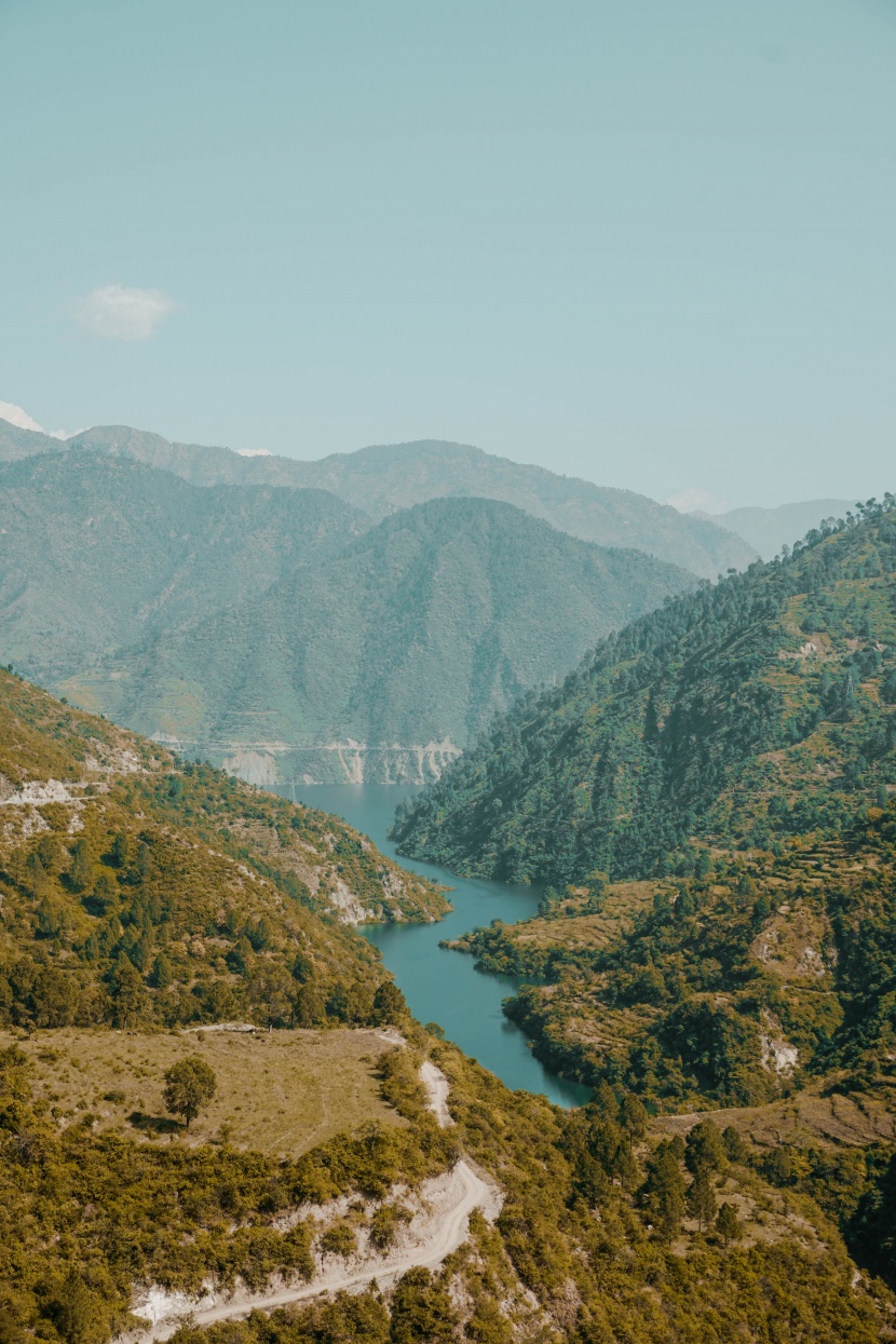 峻峭的山巒