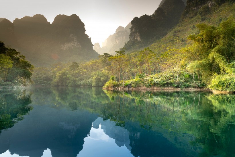 清晨的山水景色圖片