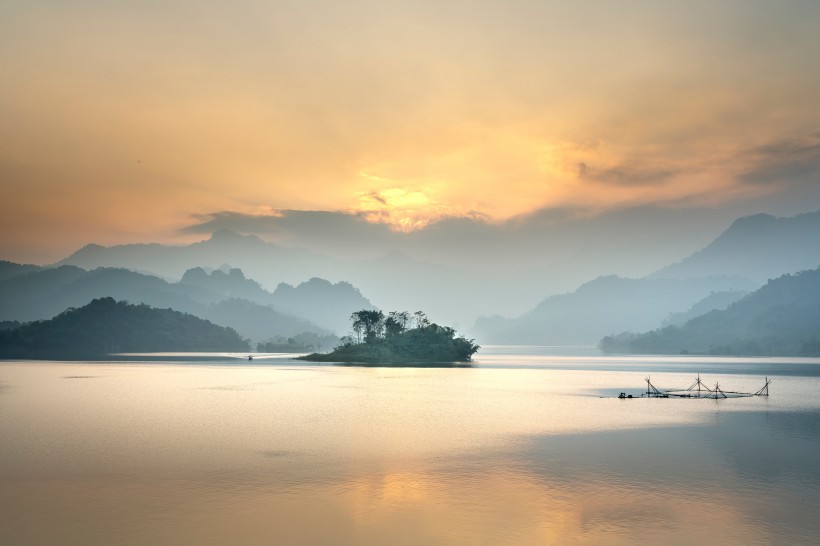 清晨的山水景色圖片