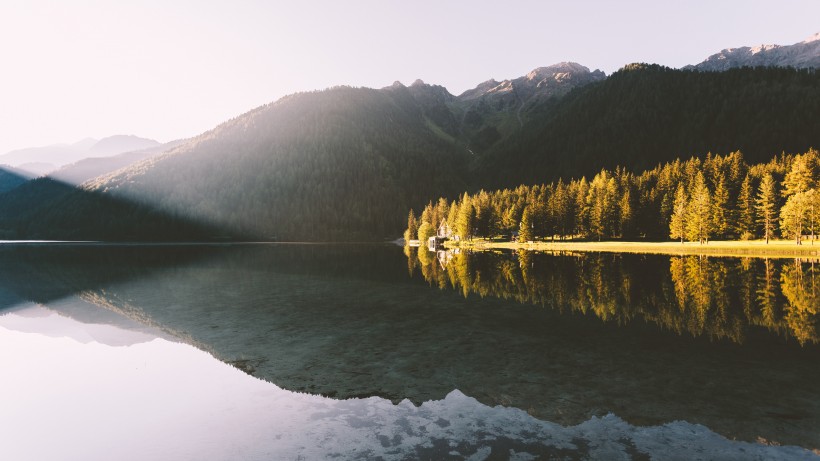 唯美靜谧的湖泊來自大自然的饋贈風景圖片