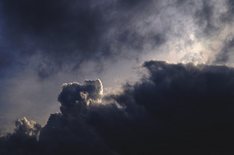 陰天烏雲密布風景圖片