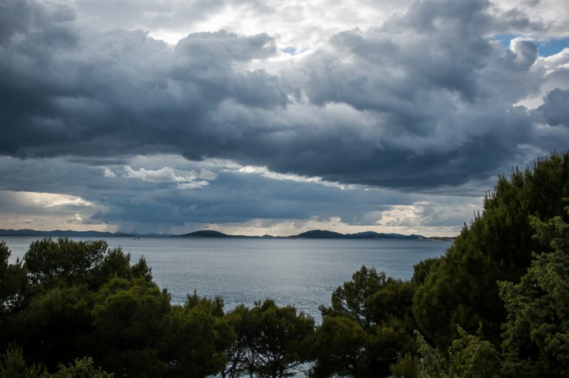 陰天烏雲密布風景圖片