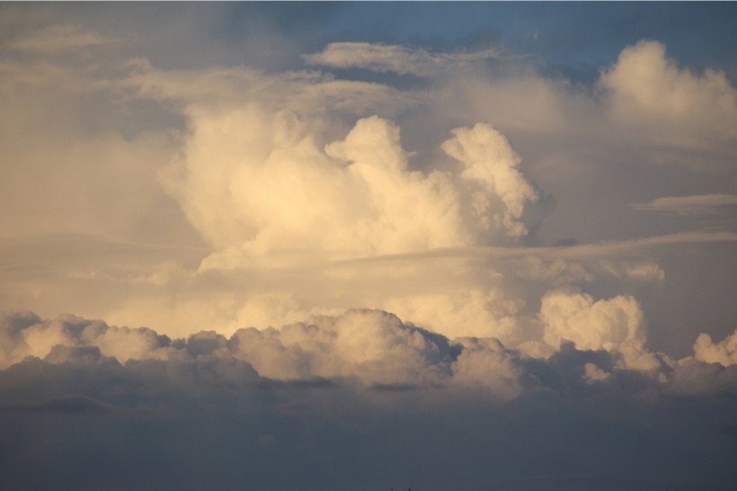 陰天烏雲密布風景圖片