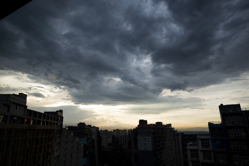 陰天烏雲密布風景圖片