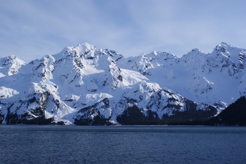 峻峭的雪山景色圖片