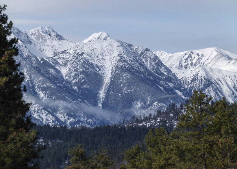 峻峭的雪山景色圖片