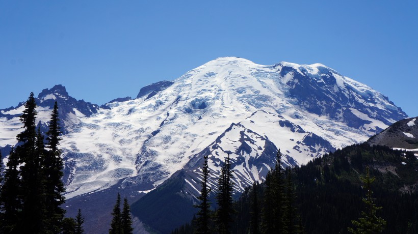 峻峭的雪山景色圖片