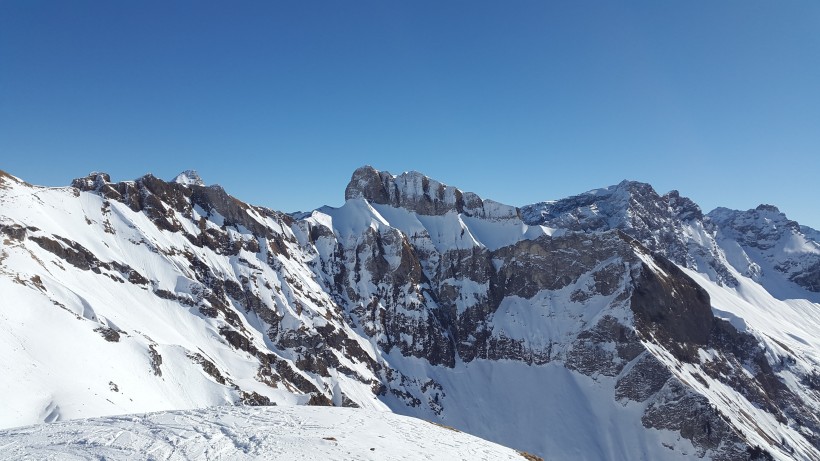 峻峭的雪山景色圖片