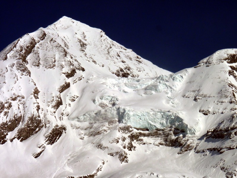 峻峭的雪山景色圖片