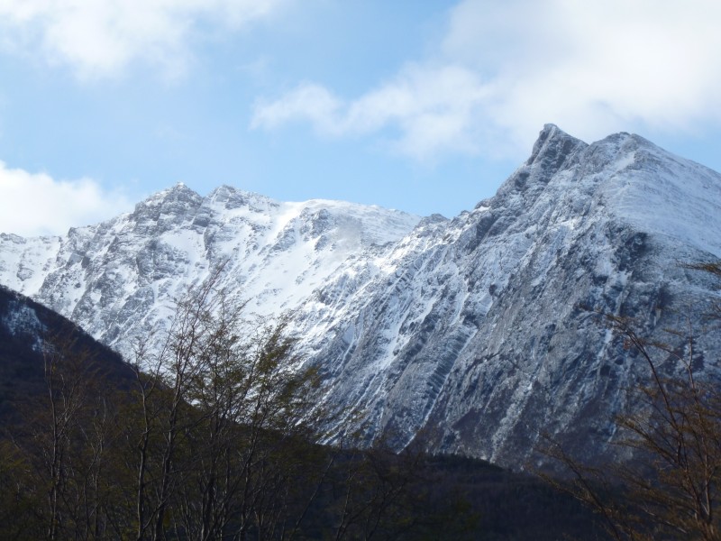 峻峭的雪山景色圖片