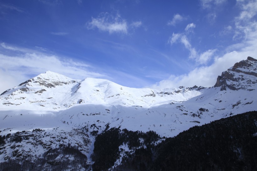 巍峨秀麗的雪山圖片