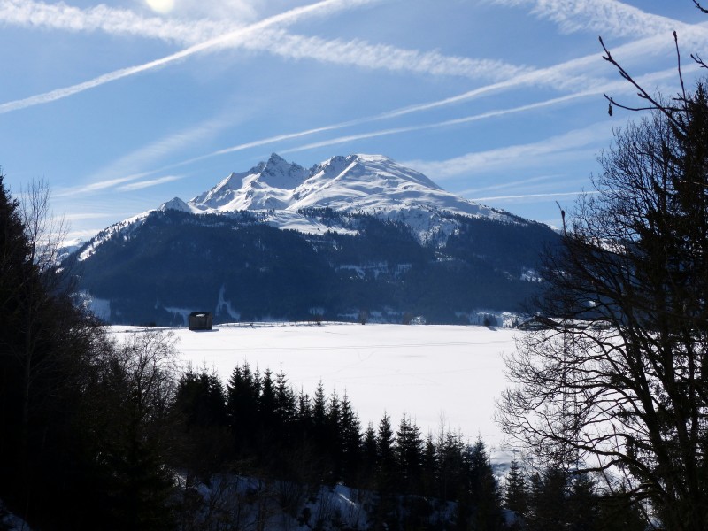 峻峭的雪山景色圖片