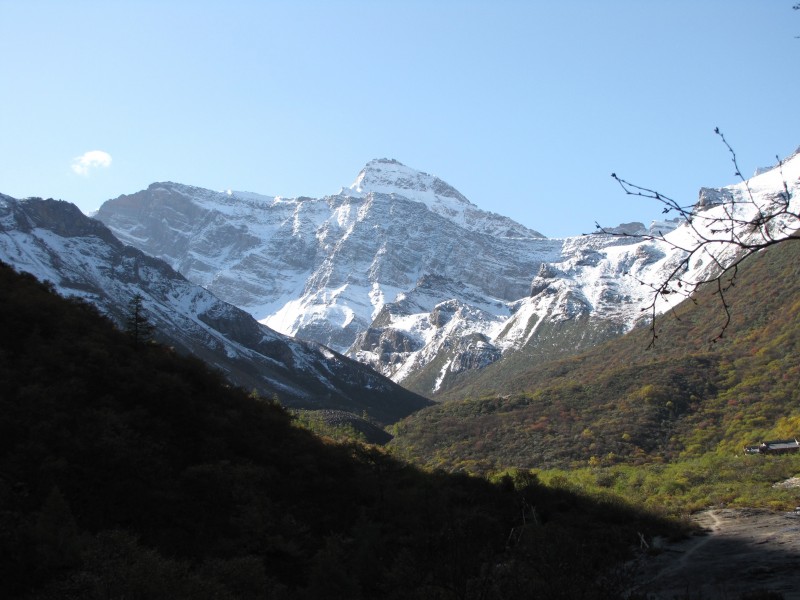 峻峭的雪山景色圖片