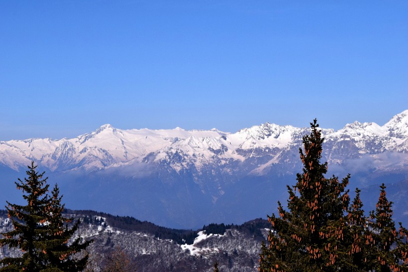 峻峭的雪山景色圖片