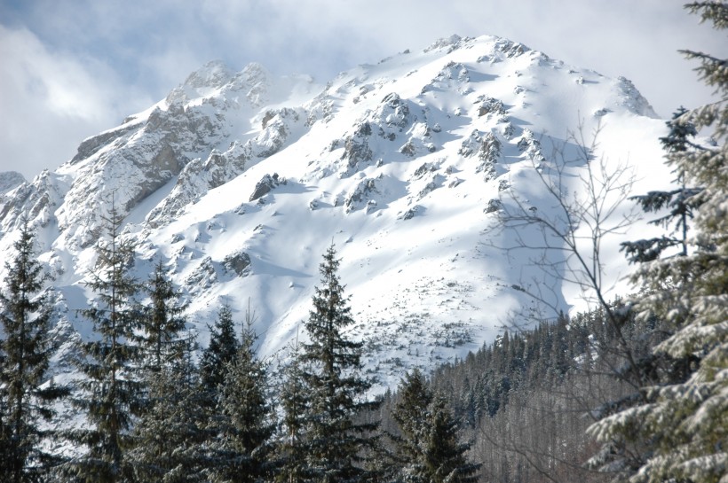 峻峭的雪山景色圖片