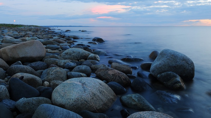 唯美的海邊岩石風景圖片