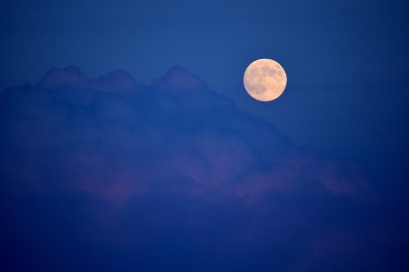 夜空中圓圓的月亮圖片