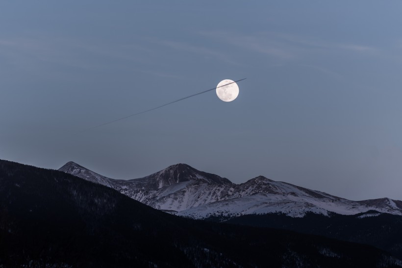 夜空中圓圓的月亮圖片