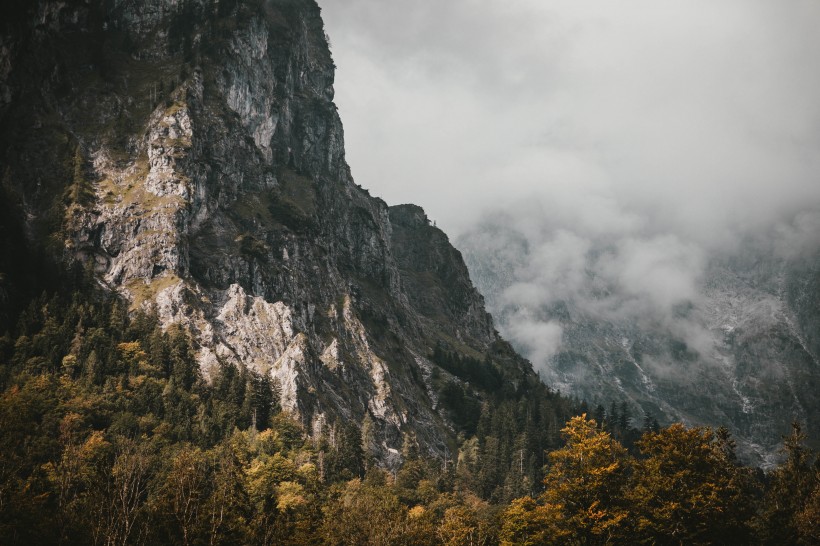 雲霧缭繞的山巒圖片