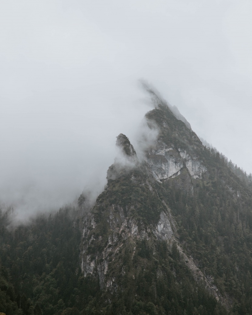 雲霧缭繞的山巒圖片