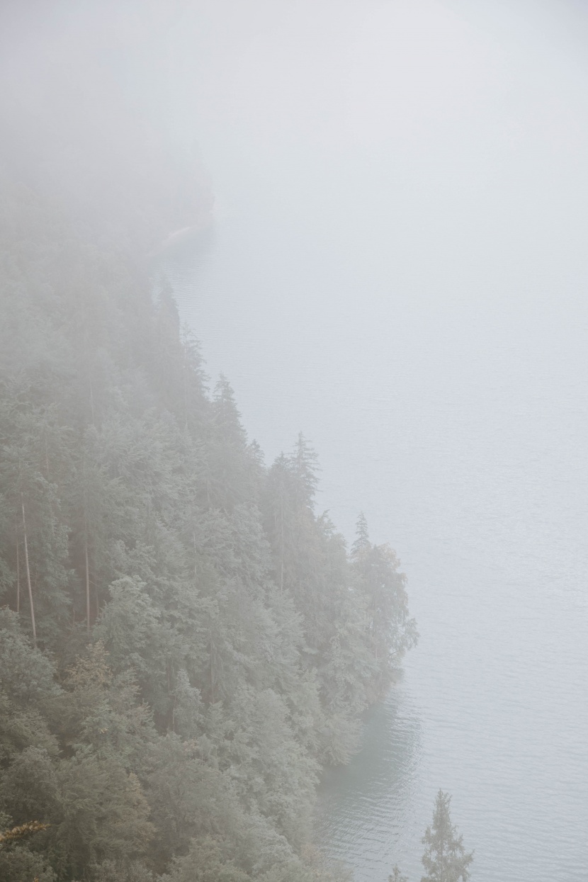 雲霧缭繞的山巒圖片