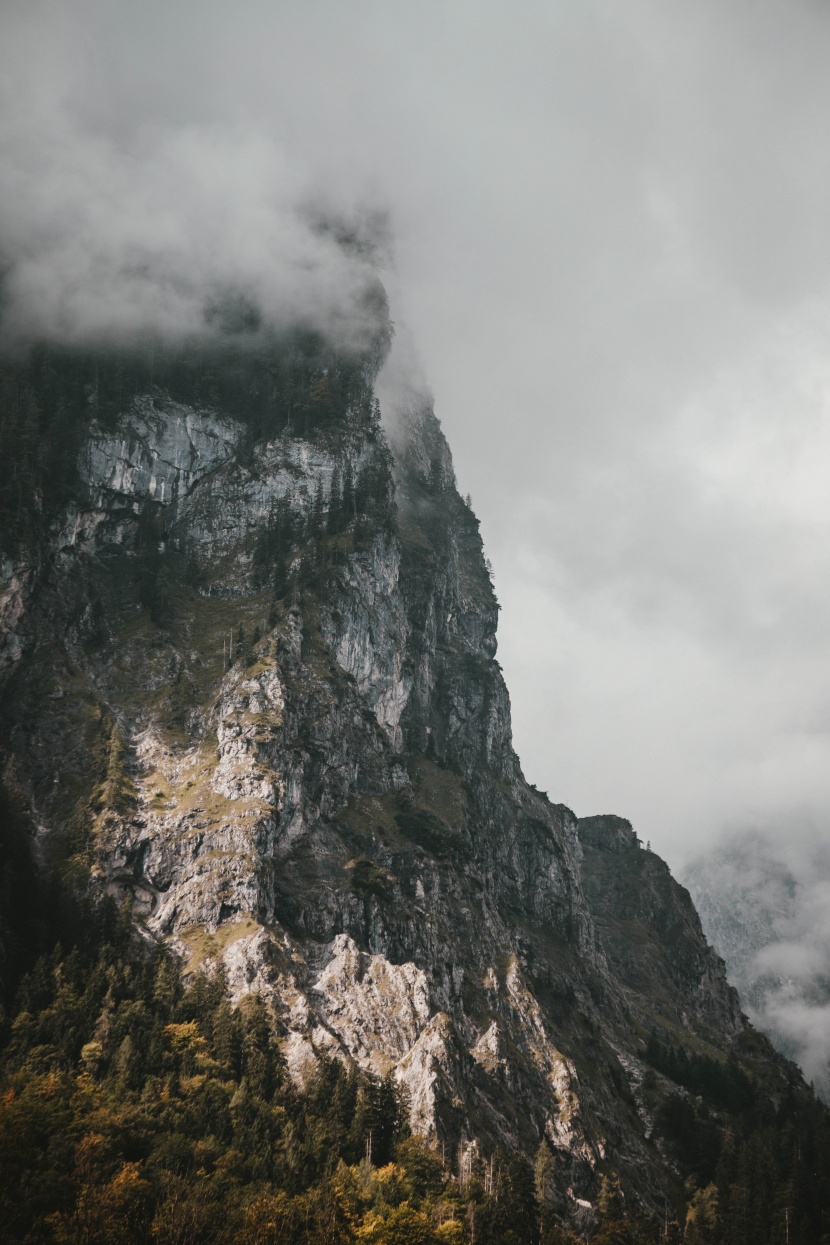 雲霧缭繞的山巒圖片