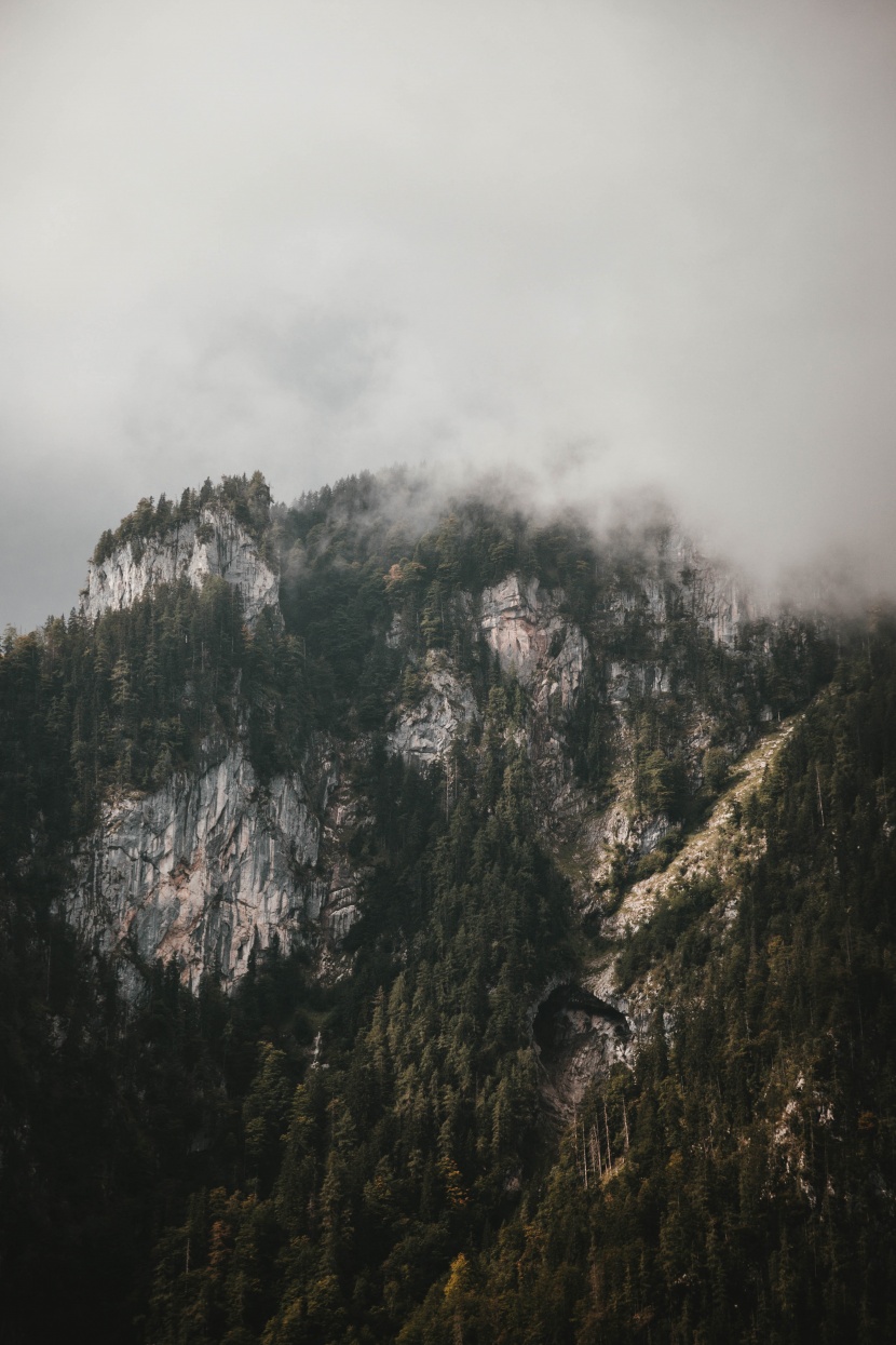 雲霧缭繞的山巒圖片