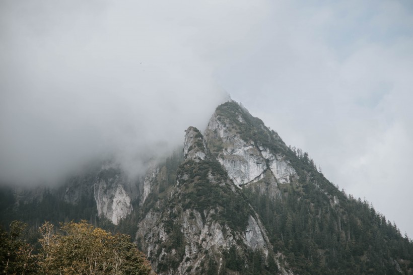 雲霧缭繞的山巒圖片