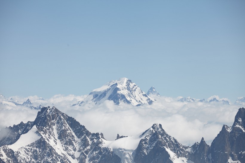 巍峨雄壯的阿爾卑斯雪山圖片