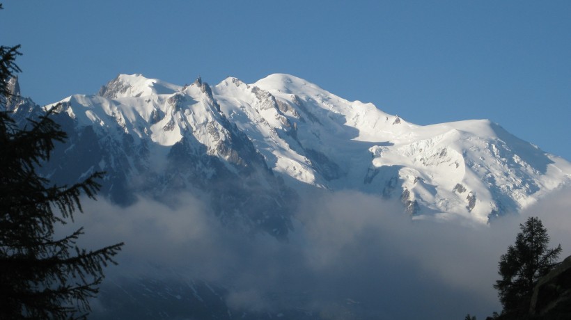 巍峨雄壯的阿爾卑斯雪山圖片