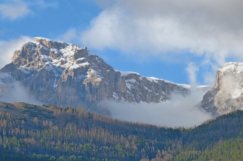 巍峨雄壯的阿爾卑斯雪山圖片