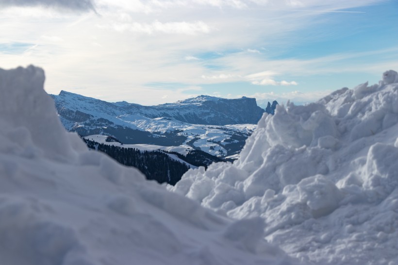 白雪覆蓋的山巒圖片