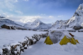 冰天雪地的嚴寒北極冰川風景圖片