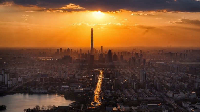 城市裡的夕陽景色圖片